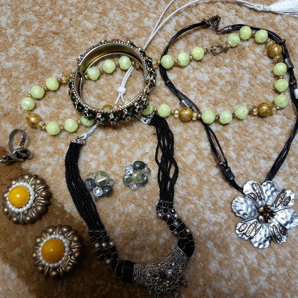Lot of Vintage jewelry - Picture 1 of 10